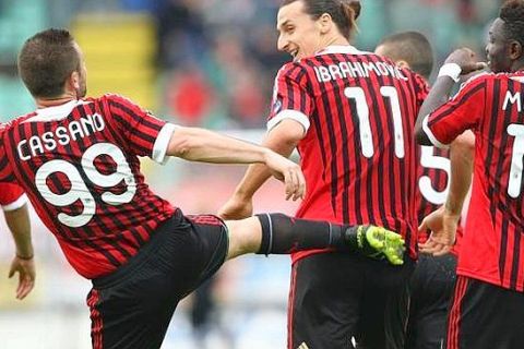 Di Pietro Fabio / LaPresse
29-04-2012 Siena
Sport Calcio
Siena-Milan Serie A Tim 2011/2012
Nella foto: Zlatan Ibrahimovic e Cassano esulta dopo il gol
29-04-2012 Siena (Italy)
Sport Soccer
Siena - Milan - Italian Serie A Soccer League 2011/2012
In the Photo: Zlatan Ibrahimovic e Cassano