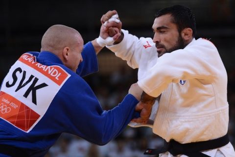 Greece's Ilias Iliadis (white) competes with Slovakia's Milan Randl (blue) during their men's -90kg judo contest match of the London 2012 Olympic Games on August 1, 2012 at the ExCel arena in London. AFP PHOTO / FRANCK FIFE        (Photo credit should read FRANCK FIFE/AFP/GettyImages)