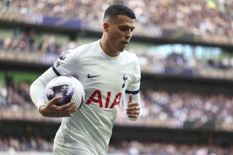 Tottenham's Sergio Reguilon carries the ball as he goes to take a corner kick during the English Premier League soccer match between Tottenham Hotspur and Nottingham Forrest t White Hart Lane stadium in London, Sunday, April 7, 2024. (AP Photo/Ian Walton)