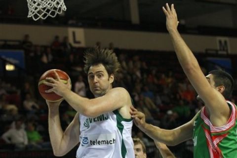 Slovenia's Erazem Lorbek, left, challenges for the ball with Bulgaria's Nikolay Varbanov, during their EuroBasket European Basketball Championship Group D match in Klaipeda, Lithuania, Wednesday Aug. 31, 2011.(AP Photo/Darko Vojinovic)