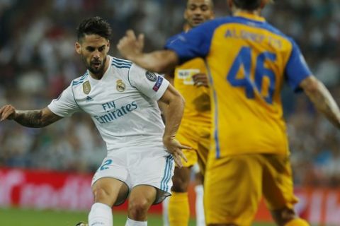 Real Madrid's Isco, left, passes the ball during a Champions League group H soccer match between Real Madrid and Apoel Nicosia at the Santiago Bernabeu stadium in Madrid, Spain, Wednesday, Sept. 13, 2017. (AP Photo/Paul White)