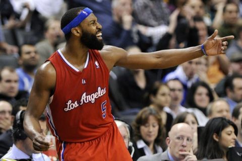 Los Angeles Clippers Baron Davis reacts to having a technical foul called on him against the Toronto Raptors during the second half of their NBA basketball game in Toronto, February 13, 2011.     REUTERS/Mark Blinch (CANADA - Tags: SPORT BASKETBALL)