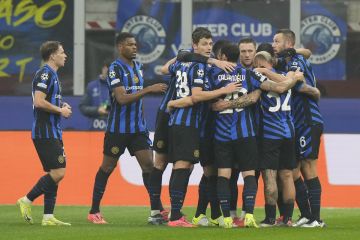 Inter Milan's players celebrate after scoring the opening goal during a Champions League opening phase soccer match between Inter Milan and Leipzig, at the San Siro stadium in Milan, Italy, Tuesday, Nov. 26, 2024. (AP Photo/Luca Bruno)