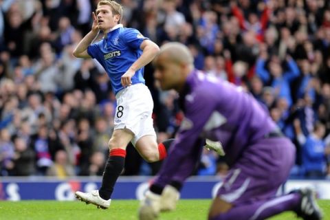 Rangers' Steven Davis celebrates his goal against Motherwell during their Scottish Premier League soccer match at Ibrox Stadium, Glasgow, Scotland, October 16, 2010. REUTERS/Russell Cheyne (BRITAIN - Tags: SPORT SOCCER)