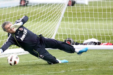 PARTIDO ENTRE MOURINHO Y SU STAFF TECNICO CONTA LA PRENSA DEPORTIVA QUE SIGUE AL REAL MADRID. MOU SE ESTIRO EN EL PENALTI DE OCHOA PERO NO LLEGO