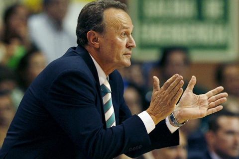 MA03 MALAGA 05/06/09.- El entrenador del Unicaja, Aíto García Reneses, aplaude a sus jugadores durante el encuentro que les enfrenta al Regal FC Barcelona, correspondiente al segundo partido de semifinales de los 'play-off' de la Liga ACB, hoy en el Palacio de los Deportes José Mª Martín Carpena, en Málaga. EFE/Jorge Zapata