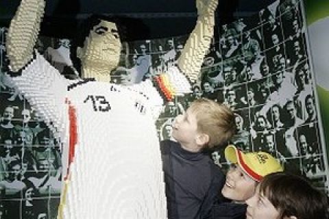 Kinder schauen sich am Dienstag (27.03.07) im Legoland Discovery Centre in Berlin den aus Legosteinen gebauten Fussball-Nationalspieler Michael Ballack an. Am 31. Maerz 2007 eroeffnet das Legoland Discovery Centre. Auf mehr als 3.500 Quadratmetern ist ein Legoland mit sechs Themenbereichen entstanden. Eine interaktive Welt aus Lego-Steinen, ein 4-D-Kino, ein grosses Bau- und Testcenter sowie ein Lego-Miniland mit Brandenburger Tor, Reichstagsgebaeude und anderen Berliner Attraktionen  warten auf die Besucher. Foto: Marcus Brandt/ddp