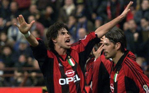 Il centrocampista del Milan, Demetrio Albertini, esulta dopo aver segnato il goal contro l'Inter allo stadio Giuseppe Meazza di Milano, in una immagine del 23 ottobre 1999.
ANSA/GIUSEPPE FARINACCI