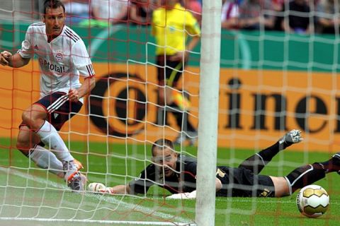 Fußball DFB-Pokal 1. Runde: TSV Germania Windeck - FC Bayern München am Montag (16.08.2010) im RheinEnergieStadion in Köln. Der Bayer Miroslav Klose (l) umspielt den Windecker Torhüter Michael Cebulla (M) und legt Franck Ribery (nicht im Bild) das 2:0 vor. Foto: Federico Gambarini dpa/lnw (Achtung! Der DFB untersagt die Verwendung von Sequenzbildern im Internet und in Online-Medien während des Spiels (einschließlich Halbzeit). Achtung Sperrfrist! Der DFB erlaubt die Publikation und Weiterverwertung der Bilder auf mobilfunkfähigen Endgeräten (insbesondere MMS) und über DVB-H und DMB erst 2 Stunden nach Spielende.)