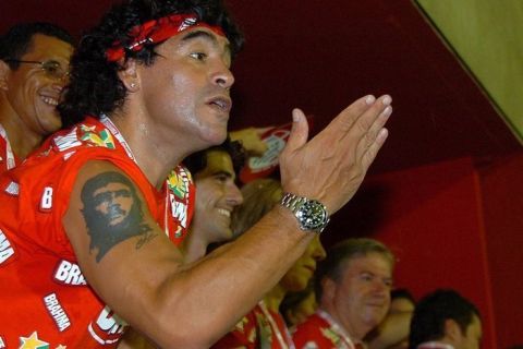 Former Argentine soccer star Diego Maradona gestures as he watches the Leopoldinese Empress Samba School parade in Rio de Janeiro's Sambodrome Sunday, 26 February 2006, in Brazil. Carnival is the biggest and most popular celebration in Brazil and will run throughout the country until 28 February. EPA/ANDRE LUIZ MELLO +++(c) dpa - Report+++