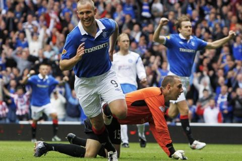 Rangers' Kenny Miller celebrates after scoring against St. Johnstone during their Scottish Premier League soccer match in Glasgow, Scotland August 28, 2010. REUTERS/David Moir (BRITAIN - Tags: SPORT SOCCER)