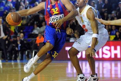 Barcelona's Alan Anderson(L) vies with Union Olipija's Kenny Gregory (R) during their Euroleague Basketball match on March 3, 2011 at the Palau Blaugrana in Barcelona. AFP PHOTO/LLUIS GENE (Photo credit should read LLUIS GENE/AFP/Getty Images)