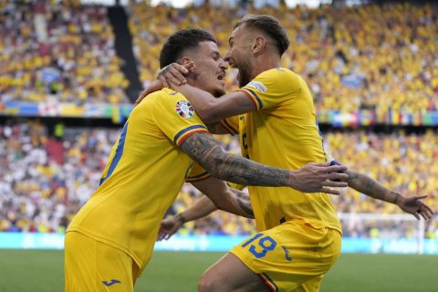 Οι παίκτες της Ρουμανίας πανηγυρίζουν τη νίκη επί της Ουκρανίας