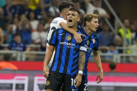 Inter Milan's Lautaro Martinez, center, reacts after missing a chance to score during the Serie A soccer match between Inter Milan and Atalanta at the at the San Siro stadium in Milan, Italy, Friday, Aug. 30, 2024. (AP Photo/Luca Bruno)