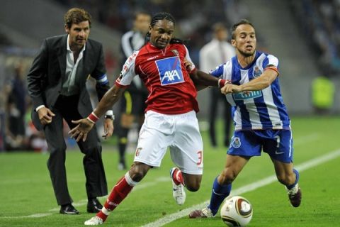 Porto's Bellushi (R) is challenged by Braga's Alan and wached by his coach Andre Vilas Boas during their Portuguese Premier League soccer match at Dragon stadium in Porto September 11, 2010. REUTERS/Fernando Veludo/nFactos  (PORTUGAL - Tags: SPORT SOCCER)