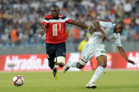 Lille's Moussa Sow (G) vies with Marseille's Rod Fanni during the French Trophee des Champions football match Lille vs Marseille on July 27, 2011 in Tangier.  AFP PHOTO/ ABDELHAK SENNA (Photo credit should read ABDELHAK SENNA/AFP/Getty Images)