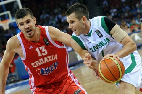 Sani Becirovic (R) of Slovenia vies with Marko Banic (L) of Croatia during the preliminary round group B match between Slovenia and Croatia, at the FIBA World Basketball Championships at the Abdi Ipekci Arena in Istanbul, on August 30, 2010. AFP PHOTO / MUSTAFA OZER (Photo credit should read MUSTAFA OZER/AFP/Getty Images)