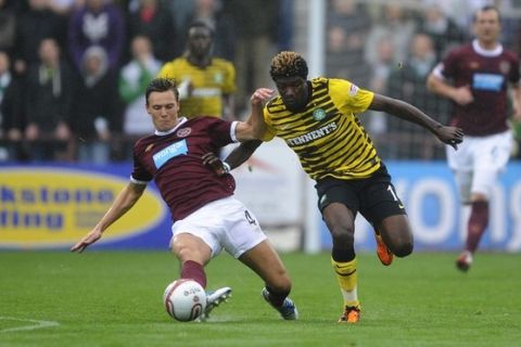 Hearts' Eggert Jonsson challenges Celtic's Mohamed Bangura (R) during their Scottish Premier League soccer match at Tyncastle Stadium in Edinburgh, Scotland, October 2, 2011. REUTERS/Russell Cheyne (BRITAIN - Tags: SPORT SOCCER)