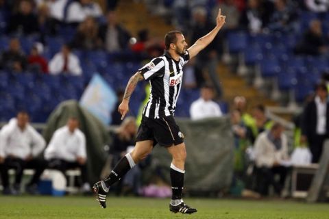 Juventus' Simone Pepe celebrates after scoring against SS Lazio during their Italian Serie A soccer match at the Olympic stadium in Rome May 2, 2011. REUTERS/Giampiero Sposito (ITALY - Tags: SPORT SOCCER)