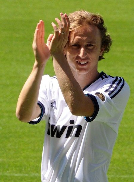 Real Madrid's new Croatian midfielder Luka Modric claps during his official presentation at the Bernabeu stadium in Madrid on August 27, 2012. Real Madrid signed Tottenham Hotspur's Croatian midfielder Luka Modric for the next five seasons, the Spanish club announced today.
AFP PHOTO / DOMINIQUE FAGET        (Photo credit should read DOMINIQUE FAGET/AFP/GettyImages)