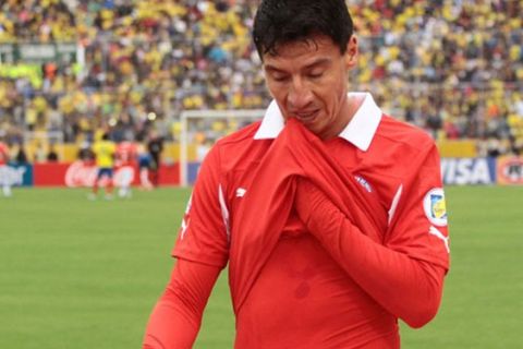 12 de Octubre de 2012/QUITO 
Pablo Contreras luego de ser expulsado, durante el partido valido por las eliminatorias para Brasil 2014 entre las selecciones de Ecuador vs Chile, jugado en el Estadio Olímpico de Atahualpa. 
Foto:JAVIER CEVALLOS/API/AGENCIAUNO