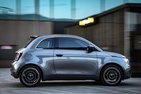 Το FIAT 500e μας δείχνει πώς στο μέλλον τα ηλεκτρικά θα φορτίζουν στο… δρόμο