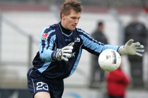 AHLEN, GERMANY -JANUARY 23:    Fussball: 2. Bundesliga 04/05, Ahlen; LR Ahlen - Greuther Fuerth 2:4; Torwart Michael RATAJCZAK / Ahlen 23.01.05.  (Photo by Moritz Winde/Bongarts/Getty Images)