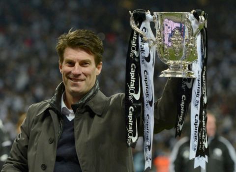 Swansea City's manager Michael Laudrup poses for a photograph with the trophy after defeating Bradford City in their English League Cup final soccer match at Wembley Stadium in London February 24, 2013.      REUTERS/Nigel Roddis (BRITAIN  - Tags: SPORT SOCCER CAPITAL ONE CUP) FOR EDITORIAL USE ONLY. NOT FOR SALE FOR MARKETING OR ADVERTISING CAMPAIGNS.  NO USE WITH UNAUTHORIZED AUDIO, VIDEO, DATA, FIXTURE LISTS, CLUB/LEAGUE LOGOS OR 'LIVE' SERVICES. ONLINE IN-MATCH USE LIMITED TO 45 IMAGES, NO VIDEO EMULATION. NO USE IN BETTING, GAMES OR SINGLE CLUB/LEAGUE/PLAYER PUBLICATIONS.