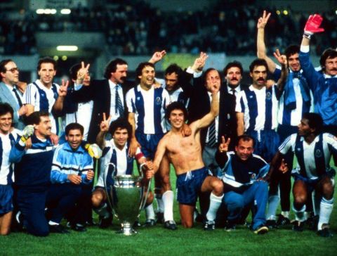 Joao PINTO (capitaine) tenant le trophee - Joie - Equipe - FC Porto /Bayern de Munich- 27.05.1987 -Vienne - Champions league 1987 - Finale -Coupe d Europe 1987 -Coupe des clubs Champions C1 - Archives Archive - Foot Football - largeur attitude coupe trophee victoire pose Arthur Jorge entraineur coach capitaine