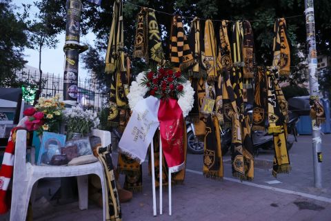 Οι φίλοι του Ολυμπιακού άφησαν στεφάνι στη μνήμη του Μιχάλη Κατσουρή