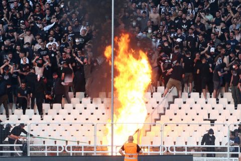 Μάχες σώμα με σώμα μεταξύ οπαδών του ΠΑΟΚ και αστυνομικών