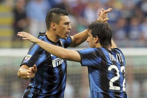 Inter Milan's Lucio (L) celebrates with his teammate Diego Milito after scoring against Udinese during their Italian Serie A soccer match at the San Siro stadium in Milan September 11, 2010.  REUTERS/Alessandro Garofalo (ITALY - Tags: SPORT SOCCER)