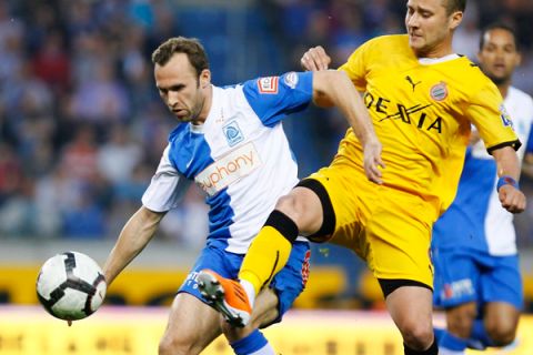 20110420 - GENK, BELGIUM: (L-R) Genk's Thomas Buffel and Club's Jonathan Blondel fight for the ball during the Jupiler Pro League match between KRC Racing Genk and Club Brugge, in Genk, Wednesday 20 April 2011, on the 4th day of the Play-off 1 of the Belgian soccer championship.
BELGA PHOTO BRUNO FAHY