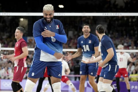 French players celebrate after winning the second set during a gold medal men's volleyball match against Poland at the 2024 Summer Olympics, Saturday, Aug. 10, 2024, in Paris, France. (AP Photo/Alessandra Tarantino)