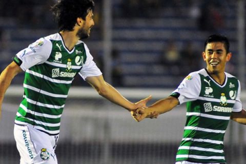 MONTEVIDEO, URUGUAY - FEBRERO 17: Jonathan Lacerda (I) del Santos en festejo con Nestor Calderon, durante el juego de la fase de grupos de la Copa Libertadores 2014 en el estadio Centenario el 18 de febrero de 2014, en Montevideo,Uruguay. (Foto: Dante Fernandez PHOTOSPORT/JAM MEDIA)