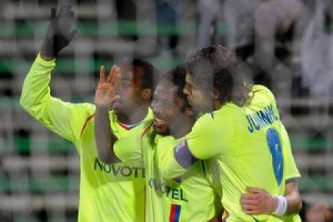 Lyon's Camerounese midfielder Jean II Makoun (C) celebrates with teammates Brazilian midfielder Pernambucano Juninho (R) and forward Sidney Govou after scoring against Fiorentina during their Group F Champion's League football match on November 25, 2008 at Florence's Artemio Franchi Stadium.   AFP PHOTO / VINCENZO PINTO (Photo credit should read VINCENZO PINTO/AFP/Getty Images)