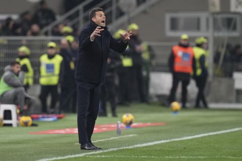 Juventus' head coach Thiago Motta reacts during the Serie A soccer match between AC Milan and Juventus at the San Siro stadium in Milan, Italy, Saturday, Nov. 23, 2024. (AP Photo/Antonio Calanni)