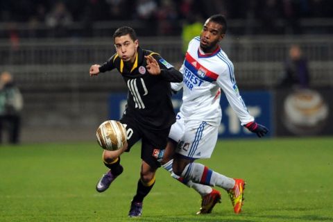 Lille's Belgian forward  Eden Hazard (L) vies with Lyon's French forward Alexandre Lacazette during the French League Cup football match Lyon vs Lille on January 11, 2012 at the Gerland stadium in Lyon.
AFP PHOTO PHILIPPE MERLE (Photo credit should read PHILIPPE MERLE/AFP/Getty Images)