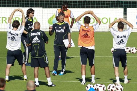 Real Madrid's new coach Jose Mourinho (C) gives instructions to players during Real Madrid's first training session in Madrid July 16, 2010.   REUTERS/Andrea Comas (SPAIN - Tags: SPORT SOCCER)