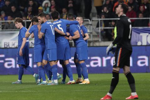 Οι παίκτες της Ελλάδος πανηγυρίζουν το γκολ του Ανδρέα Μπουχαλάκη στο φιλικό με τη Ρουμανία