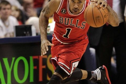 Chicago Bulls guard Derrick Rose brings the ball up the court in the third quarter against the Indiana Pacers during Game 3 of their NBA Eastern Conference first round playoff basketball game in Indianapolis April 21, 2011. REUTERS/AJ Mast (UNITED STATES)