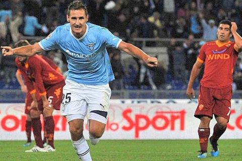 German forward of Ss Lazio, Miroslav Klose, jubilates after scoring the goal against As Roma during the Serie A soccer match between SS Lazio and AS Roma at the Olympic stadium in Rome, Italy, 16 October 2011.  ANSA/ETTORE FERRARI