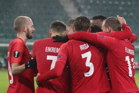 Molde's Magnus Wolff Eikrem, second left, celebrates with his teammates his goal against Rapid Wien during the Europa League group B soccer match between SK Rapid Wien and Molde FKl at the Alianz Stadium in Vienna, Austria, Thursday, Dec. 10, 2020. (AP Photo/Ronald Zak)