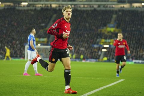 Manchester United's Alejandro Garnacho celebrates after scoring his side's first goal during the English Premier League soccer match between Everton and Manchester United, at Goodison Park Stadium, in Liverpool, England, Sunday , Nov. 26, 2023. (AP Photo/Jon Super)