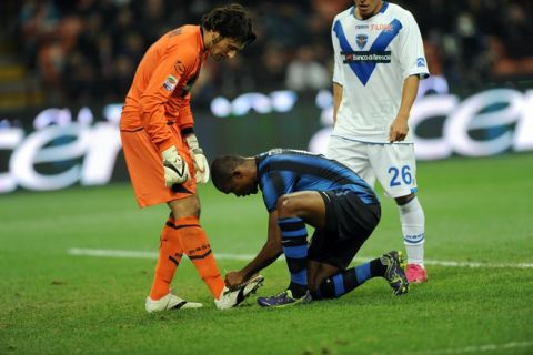 Inter Milan's Cameroonian forward Samuel Eto'o (C) laces the shoes of Brescia's goalkeeper Michele Arcari on November 6, 2010 during their Serie A football match at San Siro stadium in Milan. AFP PHOTO / GIUSEPPE CACACE (Photo credit should read GIUSEPPE CACACE/AFP/Getty Images)