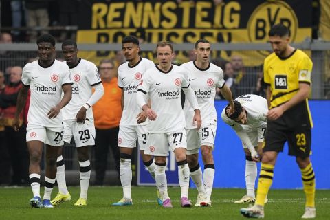 Frankfurt's Mario Goetze (27) celebrates with teammates after scoring his side's opening goal during the German Bundesliga soccer match between Borussia Dortmund and Eintracht Frankfurt in Dortmund, Germany, March 17, 2024. (AP Photo/Martin Meissner)