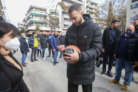 Ο Σταύρος Σχίζας υπογράφει την μπάλα 