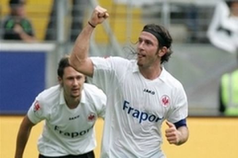 Frankfurt's Ioannis  Amanatidis celebrates his 1-0 goal during the German first division Bundesliga soccer match between Eintracht Frankfurt and Hertha BSC Berlin  in Frankfurt, central Germany, Saturday, Aug. 11, 2007. (AP Photo/Michael Probst) ** NO MOBILE USE UNTIL 2 HOURS AFTER THE MATCH, WEBSITE USERS ARE OBLIGED TO COMPLY WITH DFL-RESTRICTIONS, SEE INSTRUCTIONS FOR DETAILS **