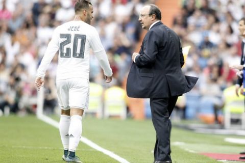 26.09.2015, Estadio Santiago Bernabeu, Madrid, ESP, Primera Division, Real Madrid vs Malaga CF, 6. Runde, im Bild Real Madrid's coach Rafa Benitez with his player Jese Rodriguez // during the Spanish Primera Division 6th round match between Real Madrid and Malaga CF at the Estadio Santiago Bernabeu in Madrid, Spain on 2015/09/26. EXPA Pictures  2015, PhotoCredit: EXPA/ Alterphotos/ Acero

*****ATTENTION - OUT of ESP, SUI***** - Infophoto