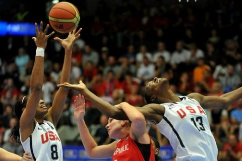 Czech's Edita Sujanova (C) fights for the ball with Angel McCoughtry (L) and Sylvia Fowles (R) of US during the Women's FIBA World Championship basketball final match, in Karlovy Vary on October 3, 2010. AFP PHOTO/JOE KLAMAR (Photo credit should read JOE KLAMAR/AFP/Getty Images)